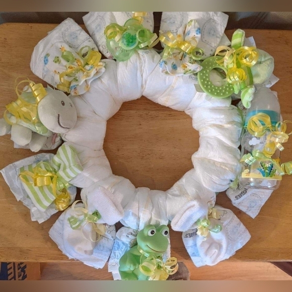 New Neutral Baby Shower Diaper Wreath - Picture 1 of 1